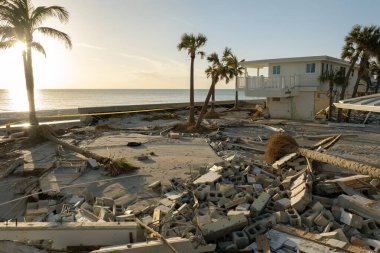 Milton Kasırgası 'nın Florida' daki Manasota Key üzerindeki sonuçları. Deniz kıyısındaki yıkılmış evler. Fırtına şiddetli hasar verdi..