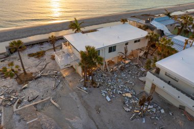 Milton Kasırgası 'nın Florida' daki Manasota Key üzerindeki sonuçları. Deniz kıyısındaki yıkılmış evler. Fırtına şiddetli hasar verdi..