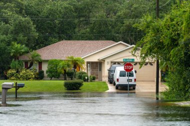 Kenar mahallelerdeki Florida yolunu sel basmış durumda. Tehlikeli koşullar sürülüyor.
