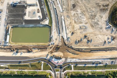 Venedik, Florida 'da hareket halindeki arabalarla kavşakta sanayi inşaat işleri. Kentsel dairesel ulaşım kavşağının gelişimi.
