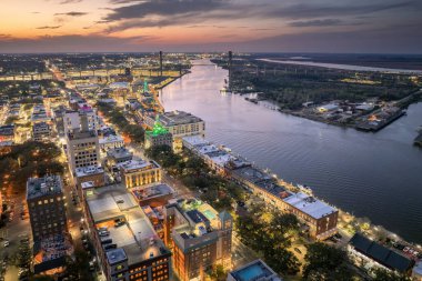 Güney Amerika 'daki tarihi şehir mimarisi. Geceleri Savannah, Georgia 'nın aydınlık sokaklarının manzarası.