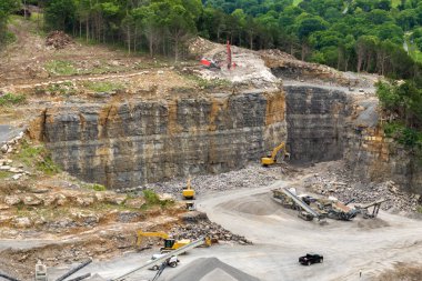 Kuzey Carolina, ABD 'deki Appalachian dağlarında inşaat endüstrisi için çakıl ocağı madeni..