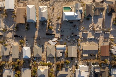 Kurtarma ekibi, Milton kasırgasından sonra ağır hasar gören evlerden çöp topluyor. Florida 'da Manasota Key Caddesi' nde enkaz yığınları temizleniyor. Doğal afetin sonuçları..
