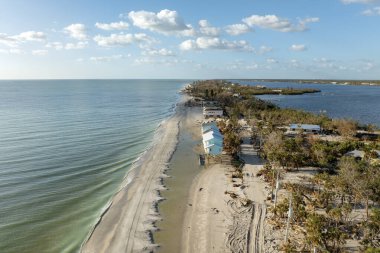 Fırtına, Florida, Englewood 'daki Milton Kasırgası' ndan sonra limandaki evlerde ciddi hasara yol açtı. Körfez kıyısındaki yıkılmış evler.
