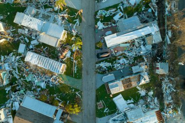 Yukarıdan bakıldığında Ian Kasırgası tarafından yıkılan Florida 'daki taşınabilir evler görülüyor. Doğal afetin sonuçları..