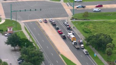 Amerikan caddesindeki kazaya acil durum ekipleri müdahale ediyor. ABD 'de trafik kazasına ilk müdahale ekipleri yardım ediyor.