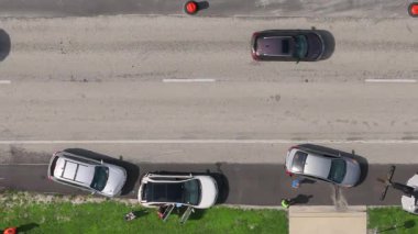 Amerikan caddesindeki kaza yerine yardım eden ilk müdahale ekipleriyle trafik kazası. ABD 'de trafik kazası.