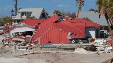 Okyanus kıyısındaki yıkılmış evler. Milton Kasırgası 'nın sonuçları Englewood, Florida' da. Fırtına şiddetli hasar verdi.