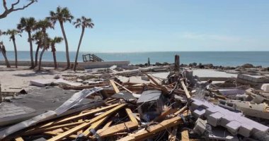 Milton Kasırgası 'ndan sonra okyanus kıyısında yıkılan evler. Doğal afet sonuçları Manasota Key, Florida 'da. Fırtına şiddetli hasar verdi.
