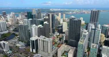 Miami Brickell 'in şehir merkezi, Florida, ABD. Güneşli bir günde iş dünyasının finans bölgesiyle Amerikan megapolis 'i.