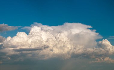 Yaz mevsiminde Florida havası. Beyaz bulutlu mavi gökyüzü. Parlak gökyüzü.