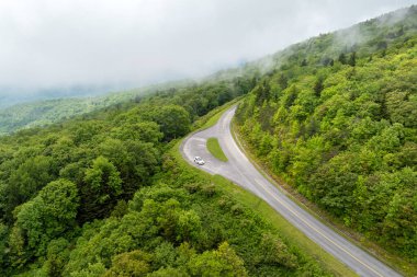 Güzel doğa manzarası. Blue Ridge Parkway yolu gezisi. Appalachian Dağları 'nın manzarasına bakan bir park yeri. Kuzey Carolina 'da yaz ormanlarında araba keşfi.