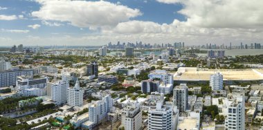 Yüksek lüks otelleri ve apartmanları olan Miami Beach City. Güney Florida, ABD 'de yüksek açılı turizm altyapısı.