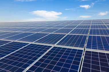 Solar çatılı ofis binası. Temiz ekolojik elektrik enerjisi üretmek için mavi fotovoltaik paneller. Yenilenebilir elektrik kavramına yatırım.