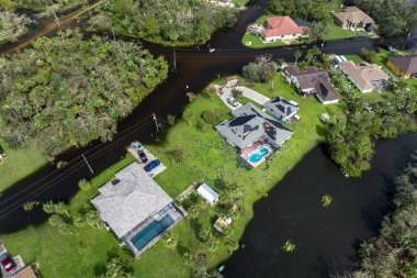 Etrafı Ian Kasırgası ile çevrili sel suları Florida yerleşim bölgesindeki evleri sarıyor. Doğal afetten sonra.