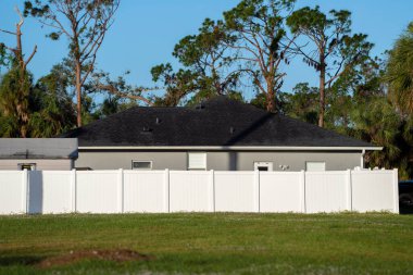 Arka bahçe koruması ve mahremiyet için beyaz plastik çit.