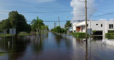 Punta Gorda, Florida 'daki Milton Kasırgası' ndan kalma su altı evleriyle dolu bir yerleşim bölgesi. Güney Amerika 'daki doğal afet sonrası