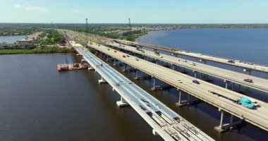 Ellenton, Florida 'da karayolu köprüsü inşaatı. Manatee Nehri 'ni geçen köprünün gelişimi. Hareket halindeki arabalı Amerikan otoyolu.