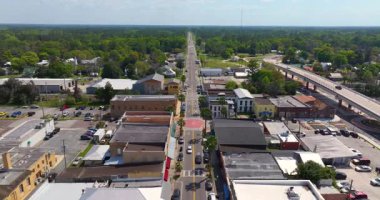 Tarihi Amerikan küçük kasaba mimarisi. Starke, Florida 'nın eski kasabası. Yukarıdan sokaklar ve binalar