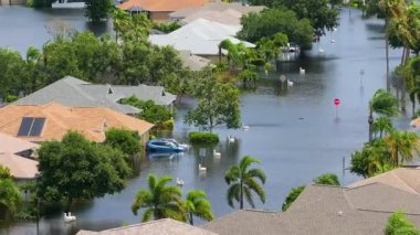 Debby kasırgası, Sarasota, Florida 'daki banliyö bölgesinde arabaları ve evleri sular altında bıraktı. Doğal afetten sonra.
