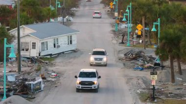 Milton Kasırgası temizlik sonrası. Florida 'da Manasota Key' de enkaz ve kum yığınları var.