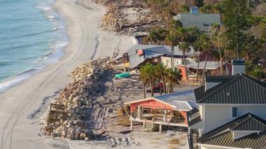 Milton Kasırgası Florida, Manasota Key 'deki rıhtım evinde şiddetli hasara yol açtı. Körfez kıyısındaki evim yıkıldı.