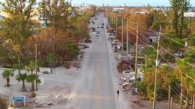 Florida 'da yol kenarındaki enkaz yığınları. Kasırga sonrası temizlik. Şiddetli hasar gören evlerden gelen çöpler. Doğal afetin sonuçları.