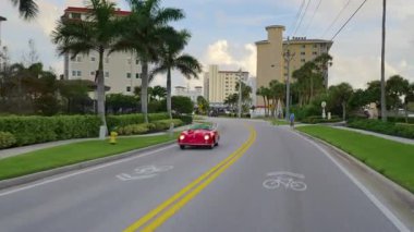 ABD 'nin Venedik turistik caddelerinde gezen POV arabası. Florida 'da popüler bir tatil yeri.