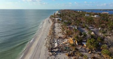 Florida 'da kasırga üstüne erozyon. Fırtına dalgası, Manasota Key yolundaki asfaltı sildi süpürdü. Rıhtım altyapısında ciddi hasar.