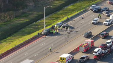 Amerikan otobanındaki kaza yerine ilk müdahale ekiplerinin yardım ettiği şiddetli bir trafik kazası. ABD 'de yüksek hızlı yolda araç kazası..