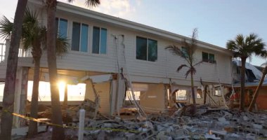 Fırtına, Florida, Englewood 'daki Milton Kasırgası' ndan sonra limandaki evlerde ciddi hasara yol açtı. Körfez kıyısındaki yıkılmış evler