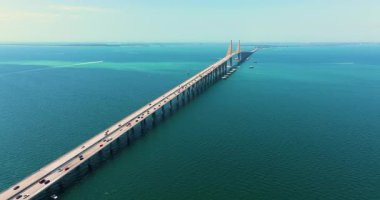Florida, ABD 'deki Sunshine Skyway Köprüsü. Tampa Körfezi üzerinde trafik.