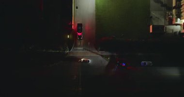 Florida 'daki Amerikan caddesinde gece trafik kazası. ABD 'de trafik kazası kurbanlarına yardım eden ilk ekipler. Kaza yerine gelen acil servislerin hava görüntüsü