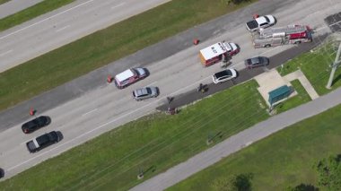 Florida 'da otoyolda araba kazası. Acil servis personeli ABD 'de şehir caddesinde araba kazası kurbanlarına yardım ediyor.