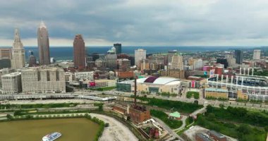 ABD 'nin Ohio eyaletindeki Cleveland şehrinin şehir merkezi manzarası. Modern Amerikan megapolis 'inde yüksek gökdelen binaları olan gökyüzü çizgisi