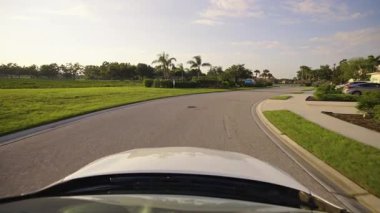 Florida yerleşim bölgesindeki apartman daireleri arasında Amerikan banliyösünde araba sürüyor.