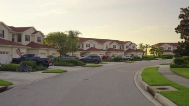 Florida yerleşim bölgesindeki Amerikan caddesinde şahsi bakış açısıyla araba kullanmak.