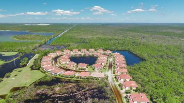Etrafı Ian Kasırgası ile çevrili sel suları Florida yerleşim bölgesindeki evleri sarıyor. Doğal afetin sonuçları..