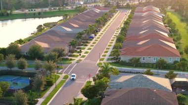 Kırsal ABD banliyölerindeki Amerikan sosyal konutları. Florida 'nın güneybatısındaki küçük bir kasabadaki büyük yerleşim yerlerinin görüntüsü.