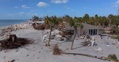 Okyanus kıyısındaki yıkılmış ev. Milton Kasırgası 'nın Florida' daki Manasota Key üzerindeki sonuçları. Fırtına şiddetli hasar verdi.