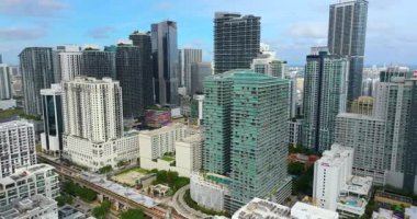 Florida, ABD 'deki Miami şehir merkezi ofis bölgesi. Modern Amerikan megapolis 'indeki yüksek ticari ve meskun gökdelen binaları.