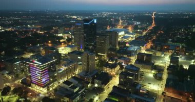 Kentucky, ABD 'nin Lexington şehrinin şehir merkezindeki hava manzarası. Modern Amerikan şehir merkezindeki yüksek gökdelen binaları