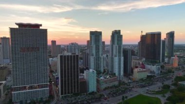 Modern Amerikan megapolis 'indeki yüksek ticari ve meskun gökdelen binaları. Gün batımında ABD 'nin Florida kentindeki Miami Brickell' in şehir merkezindeki ofis manzarası