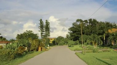 POV Venedik caddesinde sürüyor. Florida yerleşim bölgesi.