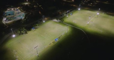 Gençlerin gece futbol oynadığı bir stadyum. Aktif yaşam konsepti.