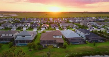 Güneybatı Florida 'da pahalı evleri olan zengin bir mahalle. Varlıklı banliyö bölgesi.