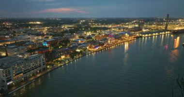 Savannah, Georgia 'daki River Caddesi. Rıhtımlı Amerikan mimarisi. Aydınlatılmış sokaklar ve tarihi binalar.