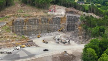 Kırık taş işleme tesisi olan açık maden ocağı. İnşaat endüstrisi için doğal kaynakların çıkarılması.
