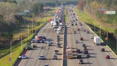 ABD I-75 otoyolunda kötü hasarlı arabalarla trafik kazası.