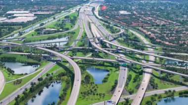 ABD ulaşım altyapısının üstünden bak. Miami, Florida 'da hızlı araba ve kamyonlarla Amerikan otoyolu kavşağı.